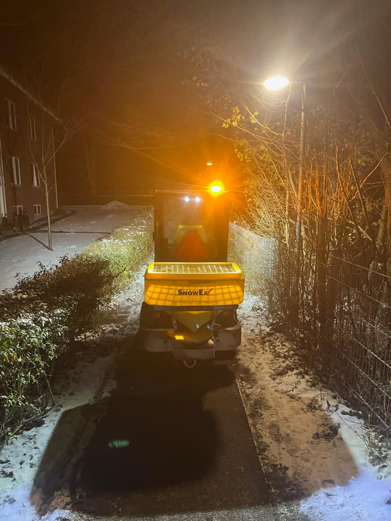 Snedrydning for boligforening hvor der bliver brugt snerydningsmaskine
